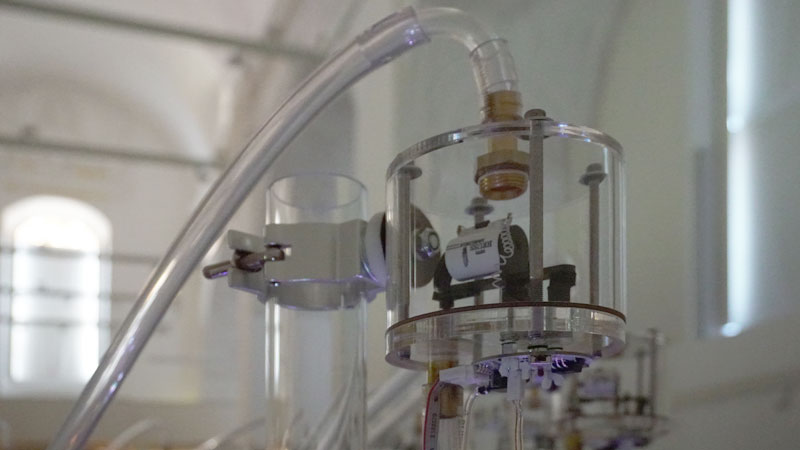 A special valve also regulates the air supply above the pipe. 