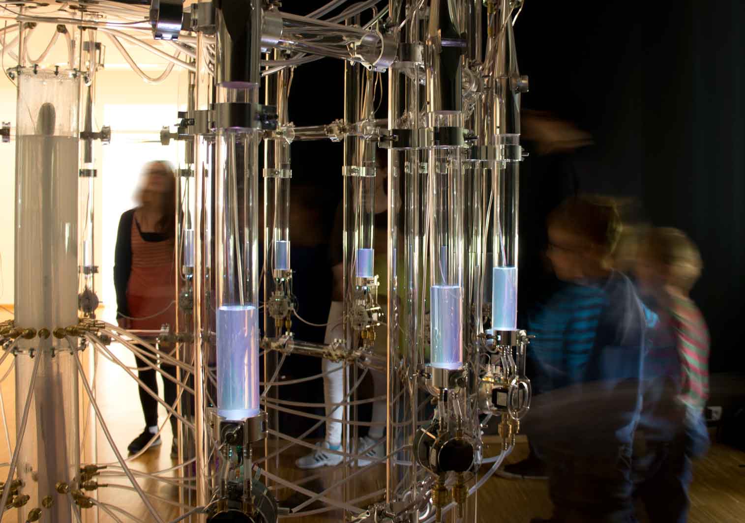 The water level in the pipes determines the pitch played.